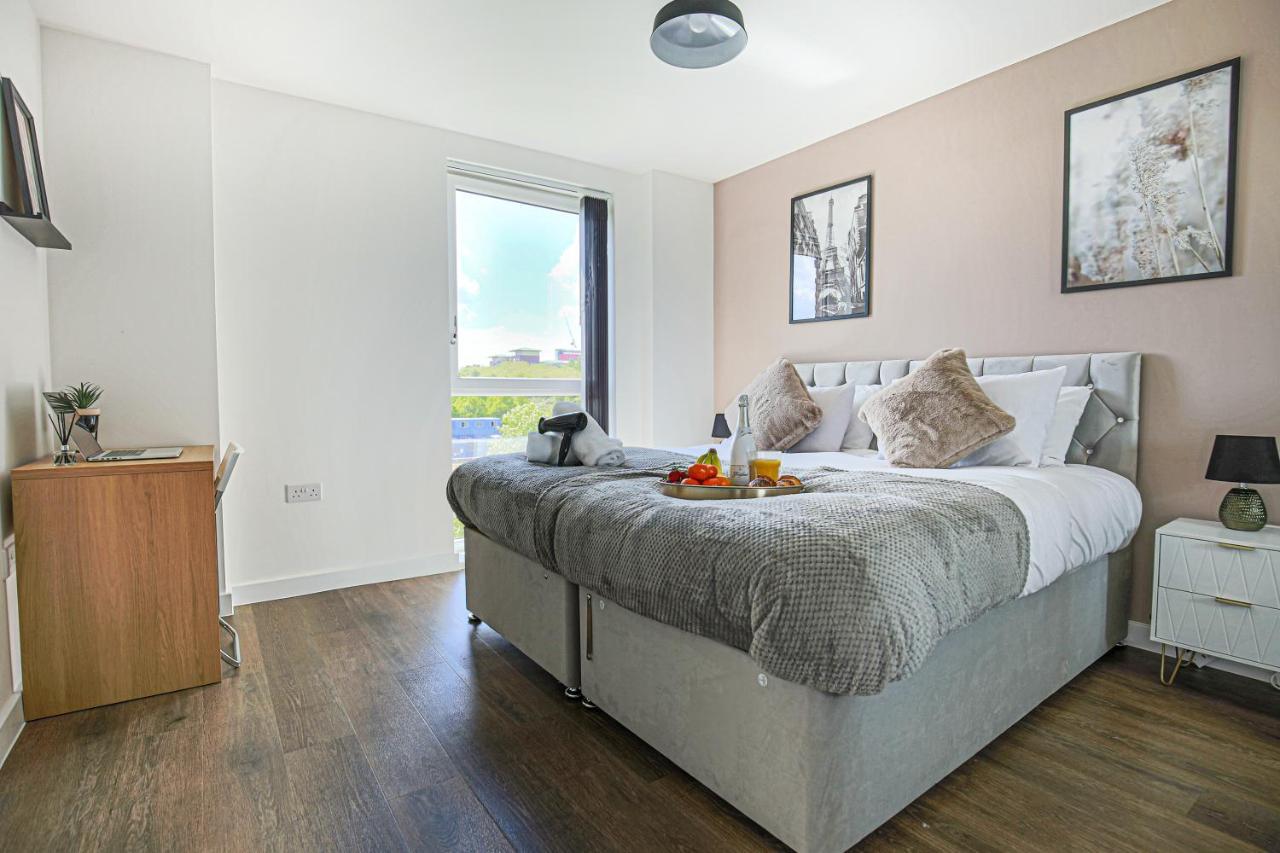 Penthouse Oasis: City Centre Retreat with Balcony and Entertainment Milton Keynes Exterior photo