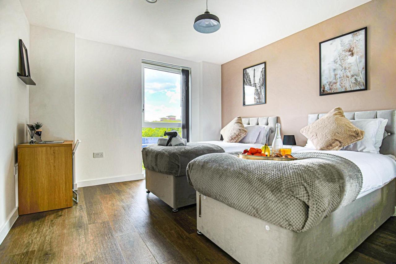 Penthouse Oasis: City Centre Retreat with Balcony and Entertainment Milton Keynes Exterior photo