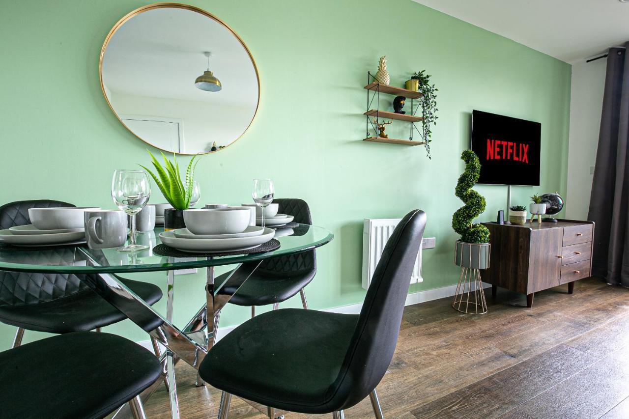 Penthouse Oasis: City Centre Retreat with Balcony and Entertainment Milton Keynes Exterior photo