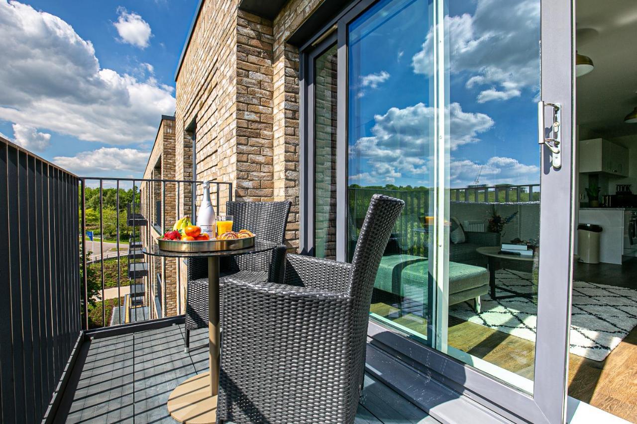 Penthouse Oasis: City Centre Retreat with Balcony and Entertainment Milton Keynes Exterior photo