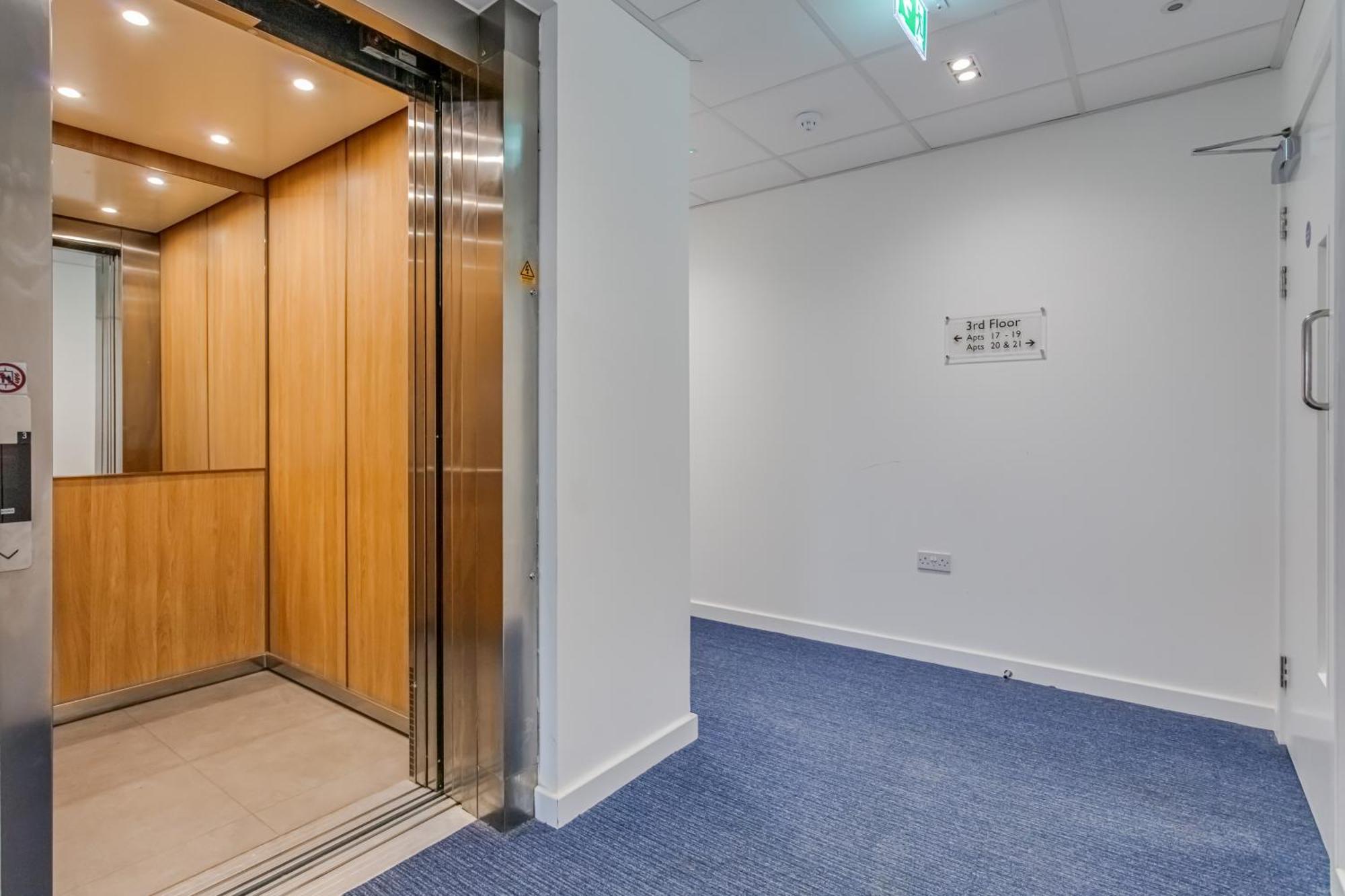 Penthouse Oasis: City Centre Retreat with Balcony and Entertainment Milton Keynes Exterior photo