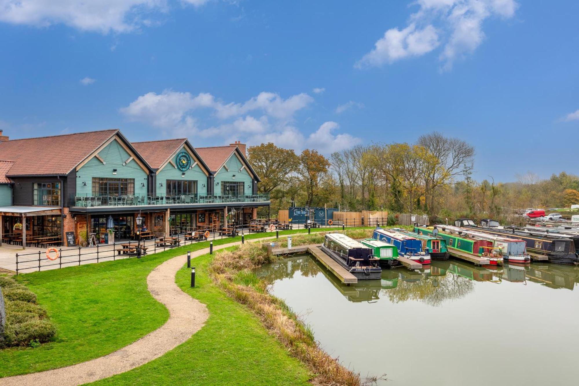 Penthouse Oasis: City Centre Retreat with Balcony and Entertainment Milton Keynes Exterior photo