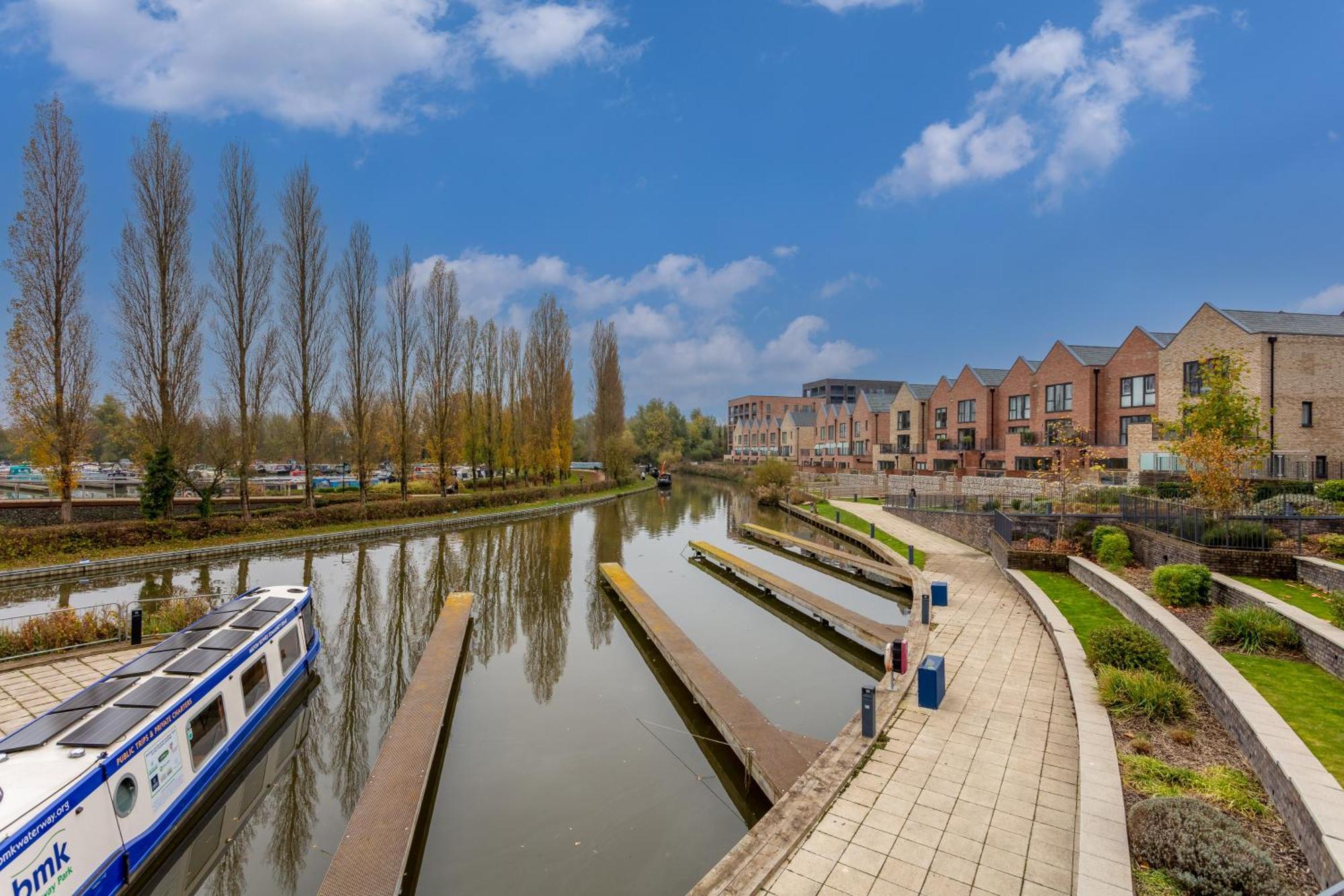 Penthouse Oasis: City Centre Retreat with Balcony and Entertainment Milton Keynes Exterior photo