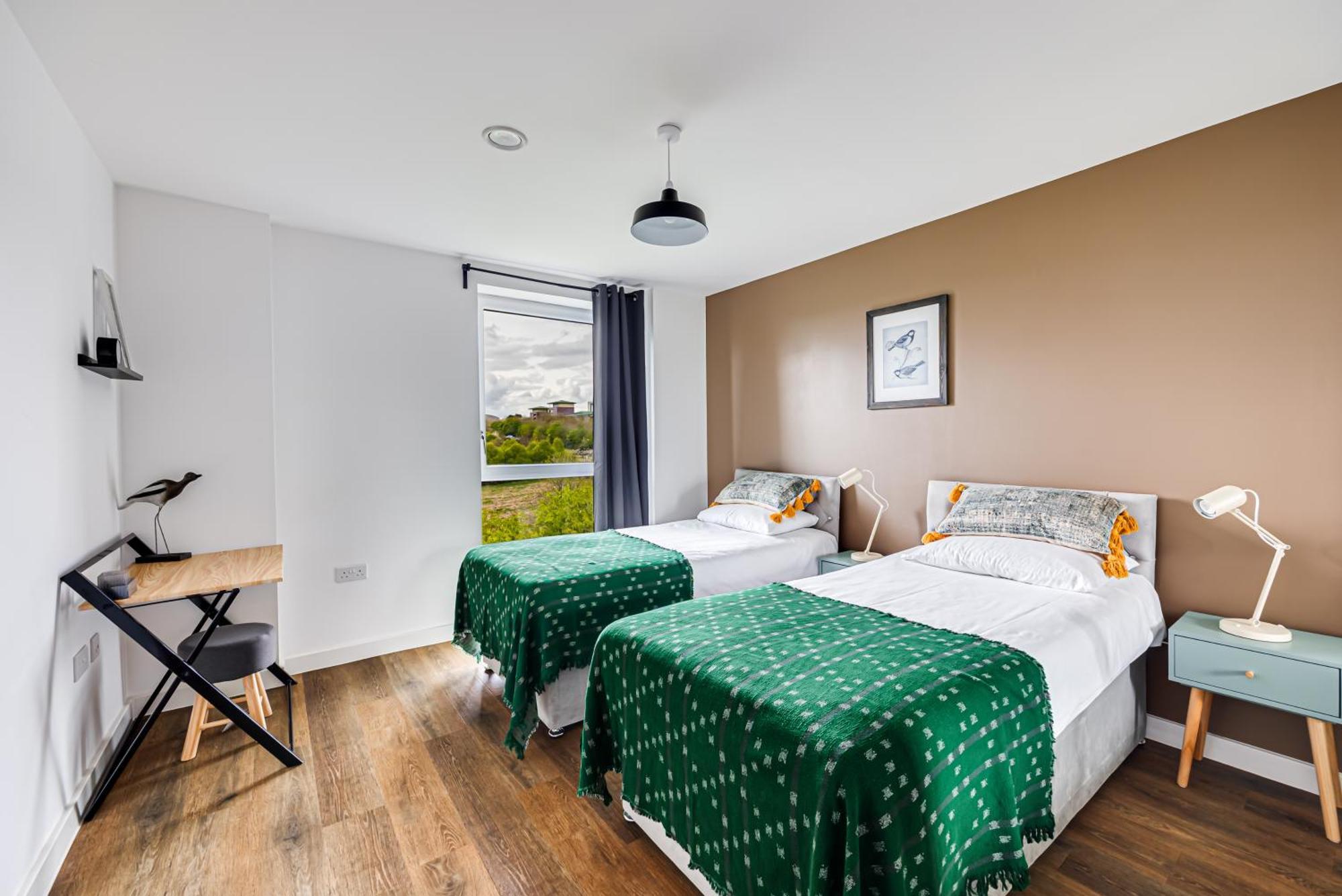 Penthouse Oasis: City Centre Retreat with Balcony and Entertainment Milton Keynes Exterior photo