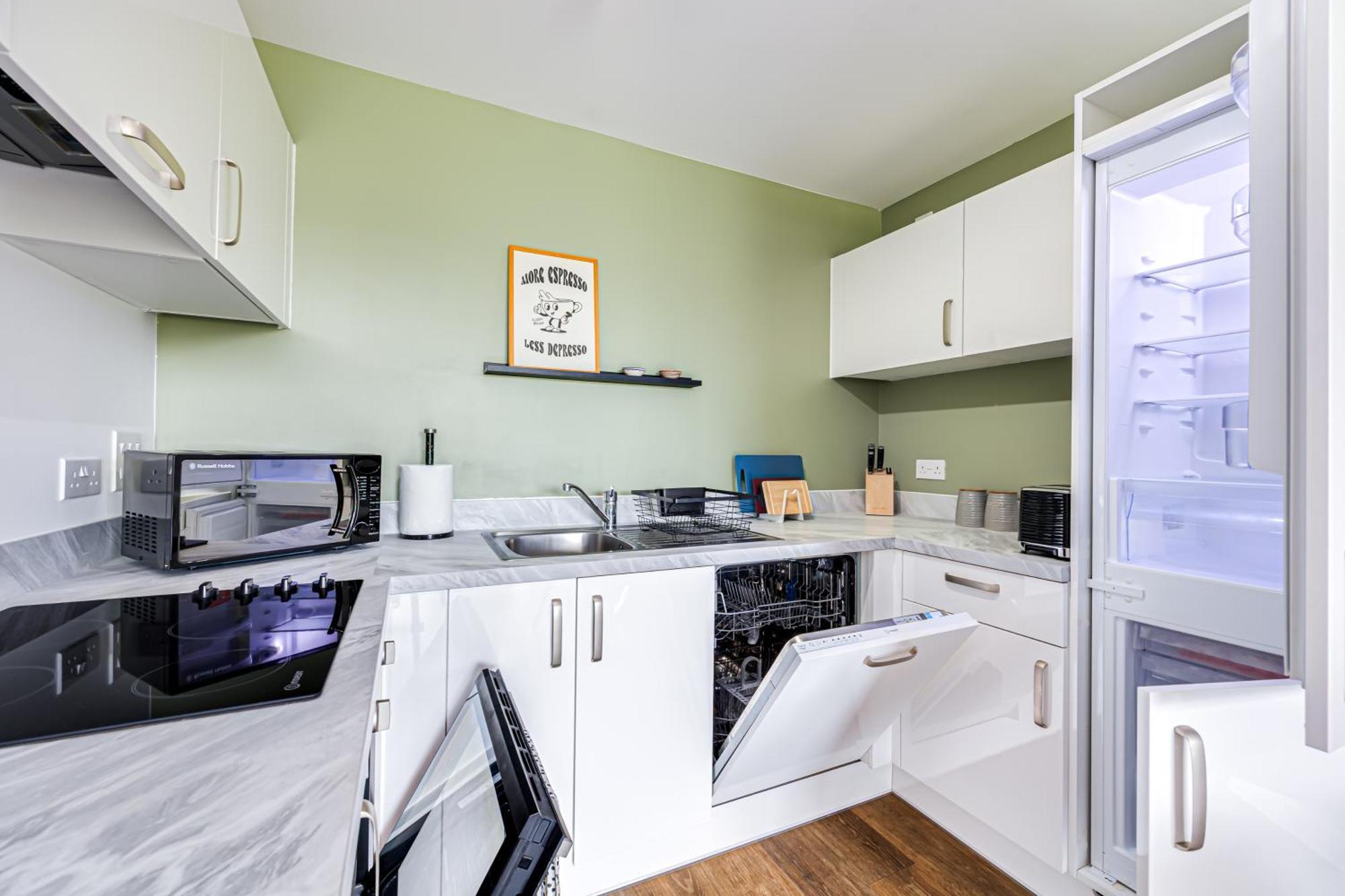 Penthouse Oasis: City Centre Retreat with Balcony and Entertainment Milton Keynes Exterior photo