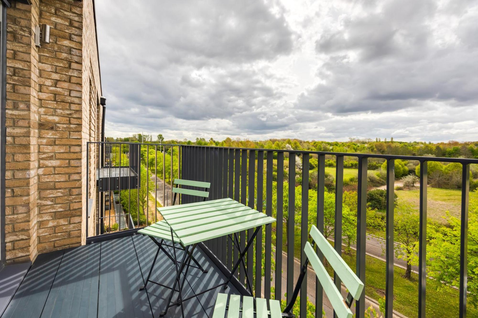 Penthouse Oasis: City Centre Retreat with Balcony and Entertainment Milton Keynes Exterior photo