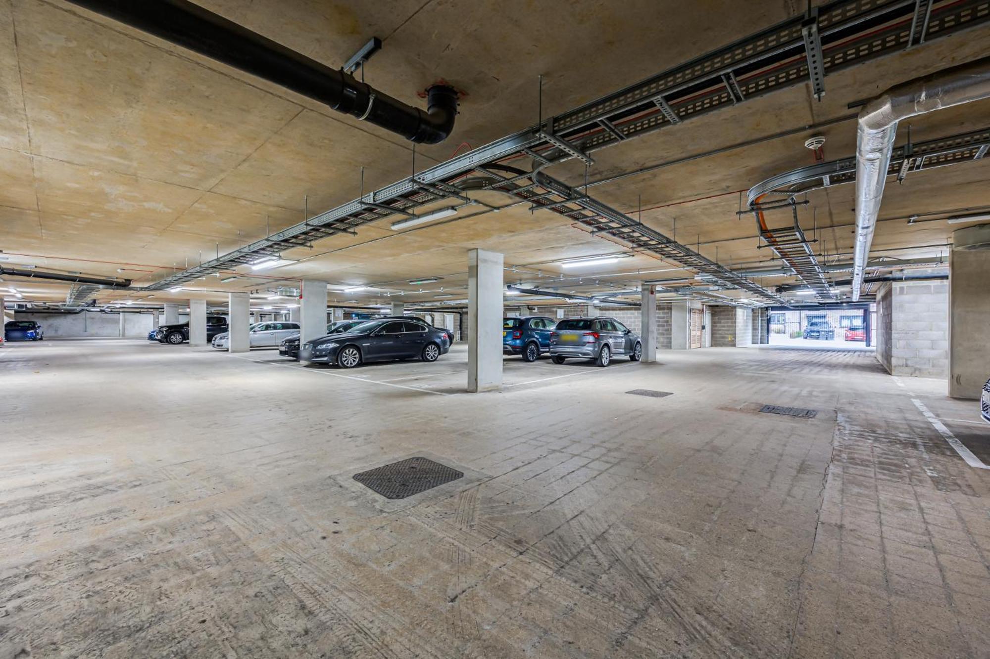 Penthouse Oasis: City Centre Retreat with Balcony and Entertainment Milton Keynes Exterior photo